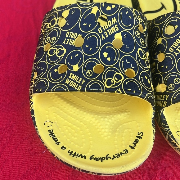 RARE 🥰😉 CROCS Smiley World “Smiley Face” Yellow & Black Slides / Sandals 😉🥰 - Picture 6 of 17